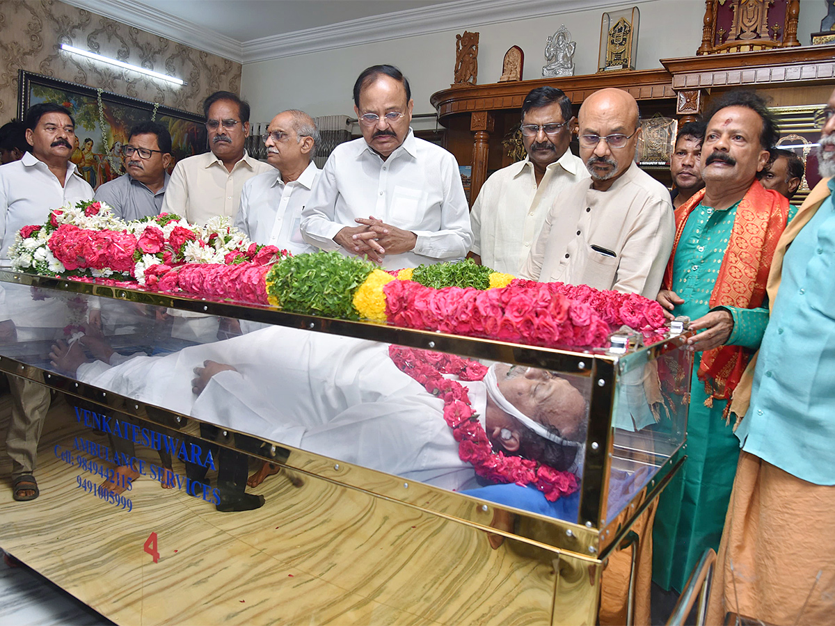 political leaders tribute To veteran congress Leader DS12