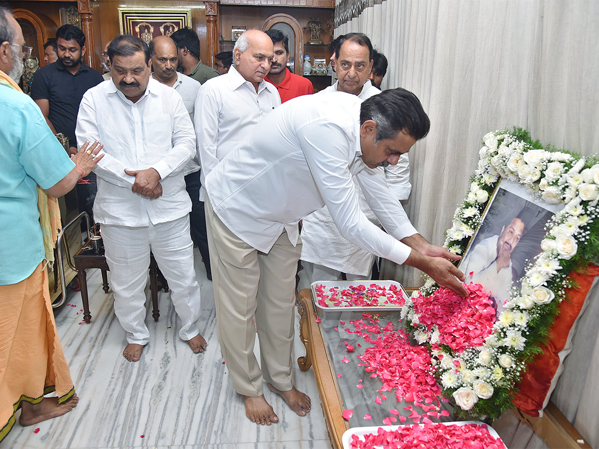 political leaders tribute To veteran congress Leader DS14