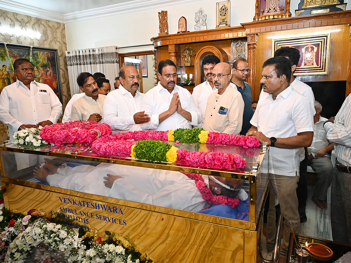 political leaders tribute To veteran congress Leader DS16