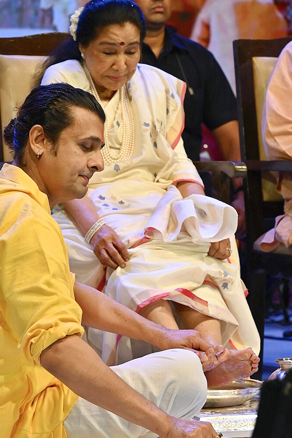 Sonu Nigam washes Asha Bhosle feet Photo3