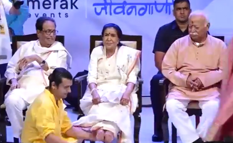 Sonu Nigam washes Asha Bhosle feet Photo2