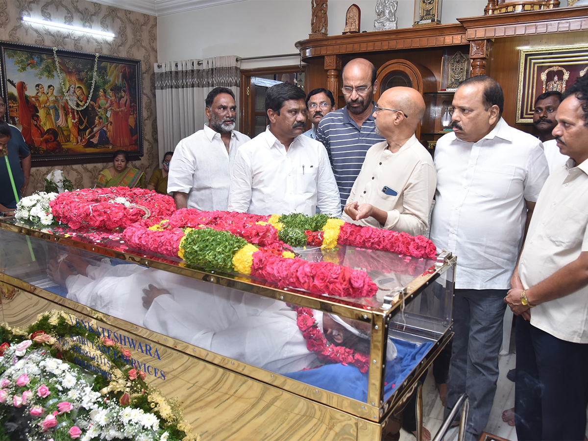 political leaders tribute To veteran congress Leader DS6