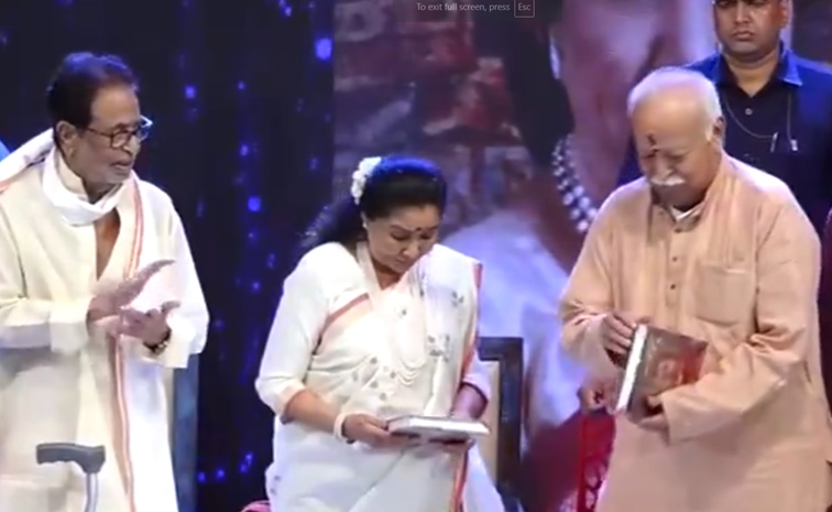 Sonu Nigam washes Asha Bhosle feet Photo6