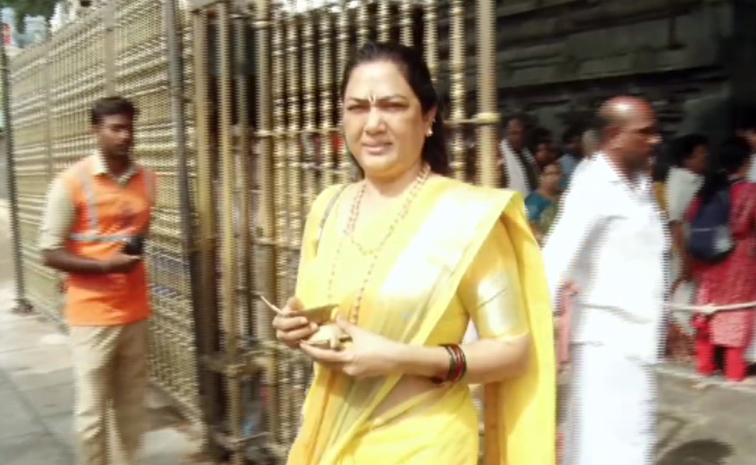 Actress Hema Visits Tirumala Temple After Bangalore Rave Party Case Photos3