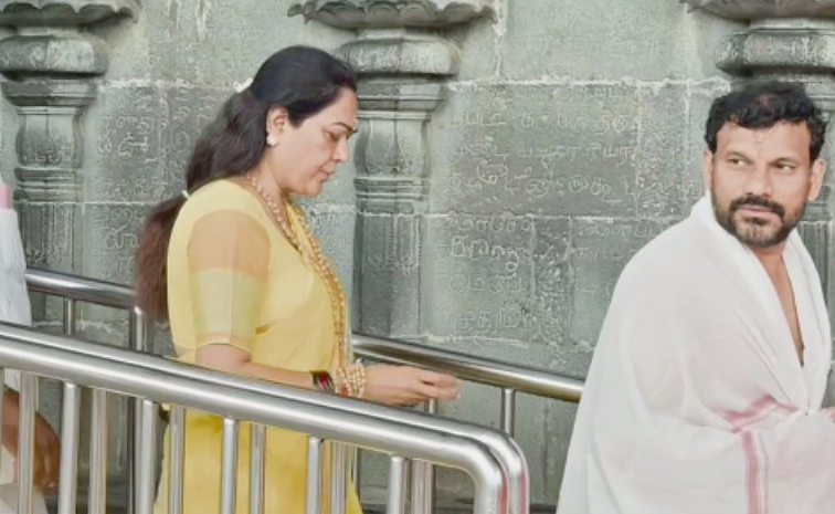 Actress Hema Visits Tirumala Temple After Bangalore Rave Party Case Photos5