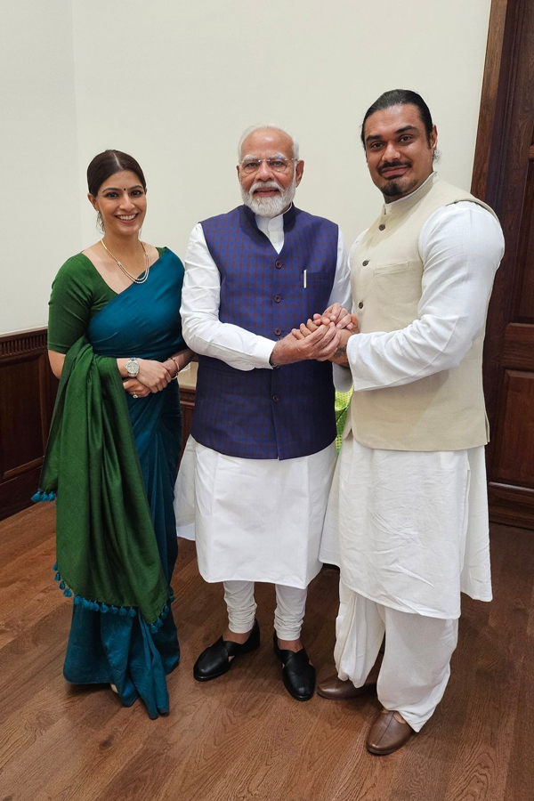 Actress Varalaxmi Sarathkumar Invited PM Narendra Modi To Marriage Photos Goes Viral8