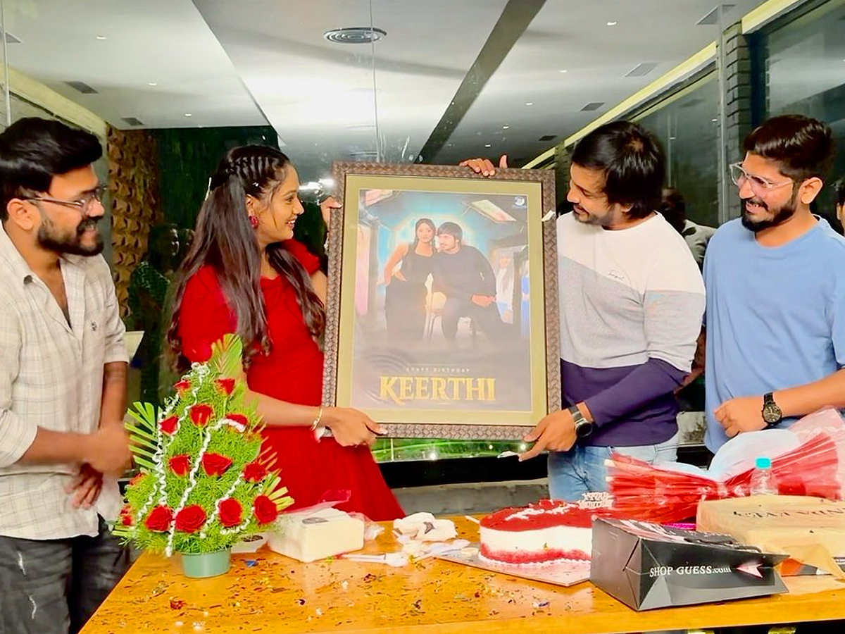 Tv actress Keerthi Bhat birthday celebrations Photos15