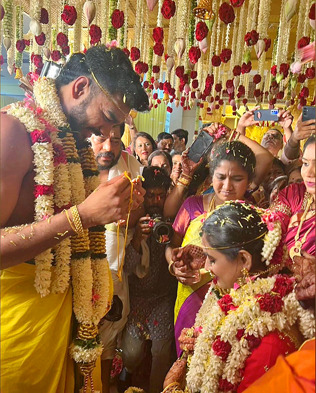 Venkatesh Iyer gets married to Shruti Raghunathan photos go viral3