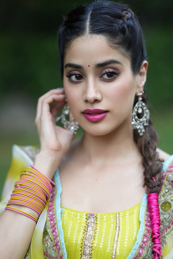 Devara Beauty Janhvi Kapoor Stunning Looks In Floral Gown11