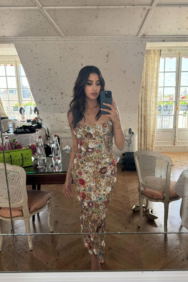 Devara Beauty Janhvi Kapoor Stunning Looks In Floral Gown6