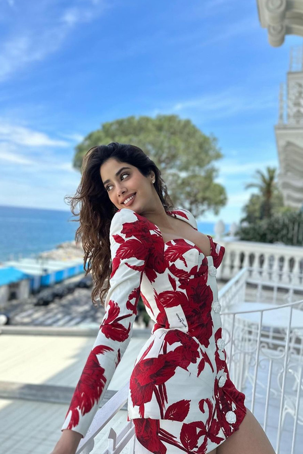 Devara Beauty Janhvi Kapoor Stunning Looks In Floral Gown10