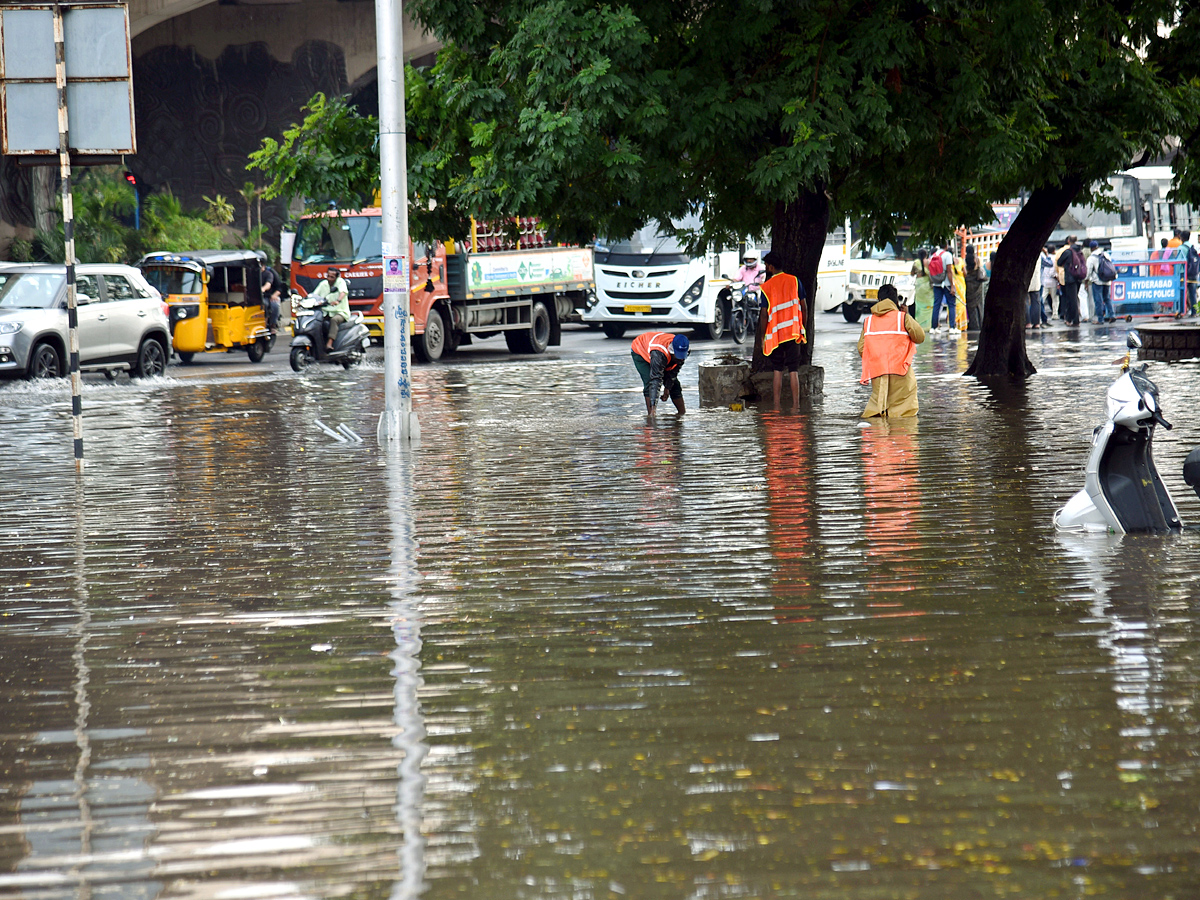 Heavy Rain Lashes Parts of Hyderabad City: Photos3