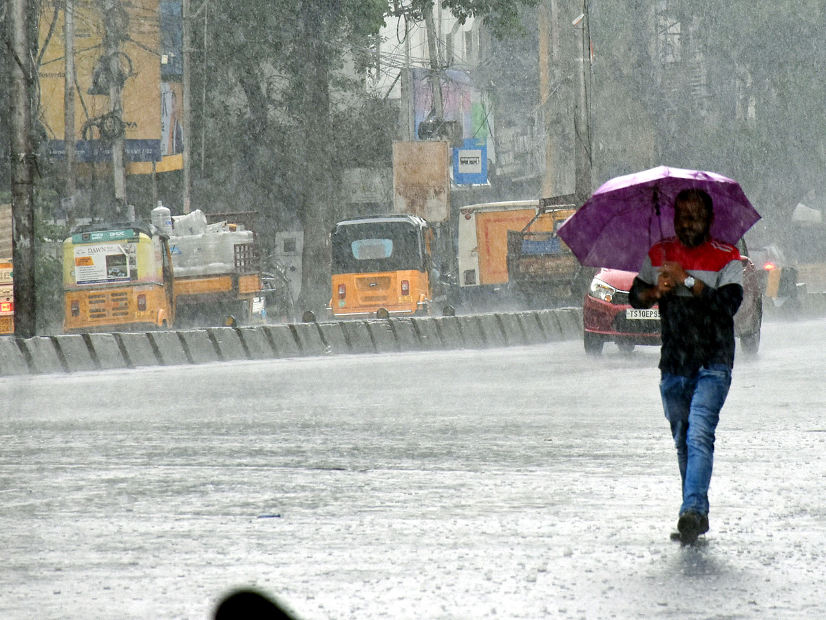 Heavy Rain Lashes Parts of Hyderabad City: Photos13