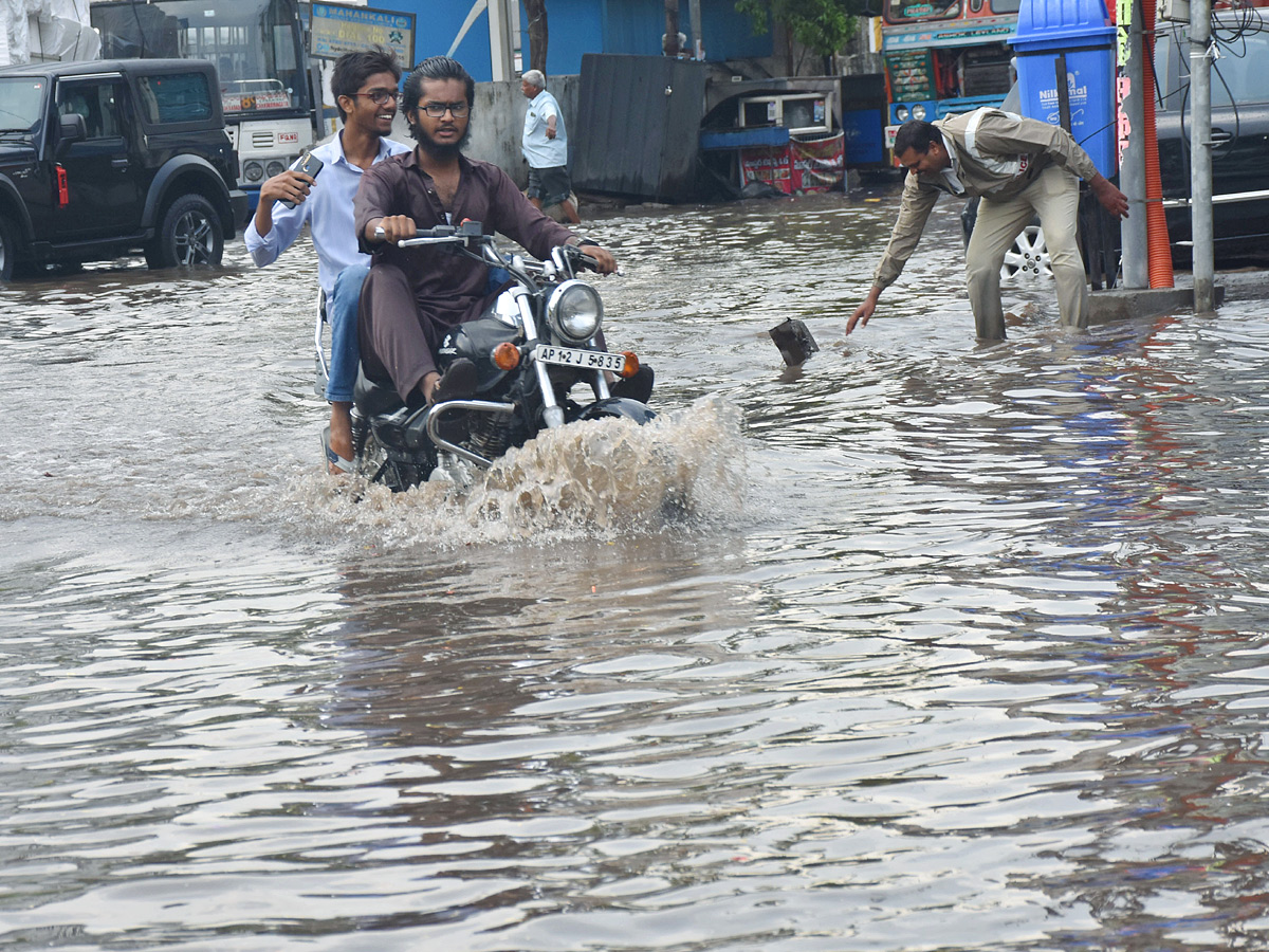 Heavy Rain Lashes Parts of Hyderabad City: Photos14