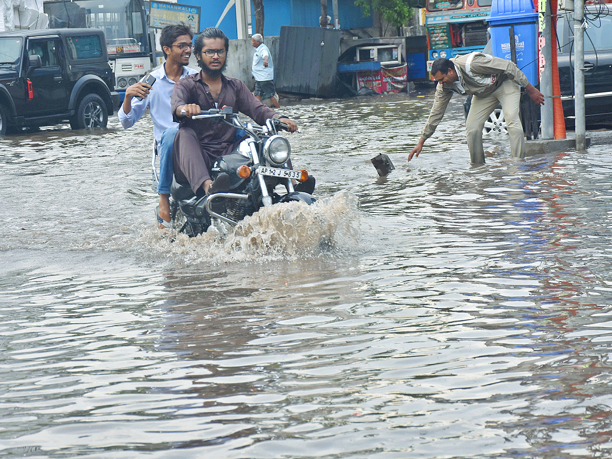 Heavy Rain Lashes Parts of Hyderabad City: Photos15