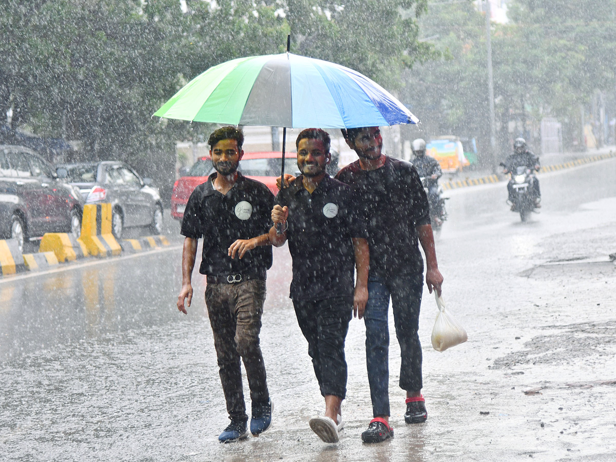 Heavy Rain Lashes Parts of Hyderabad City: Photos16