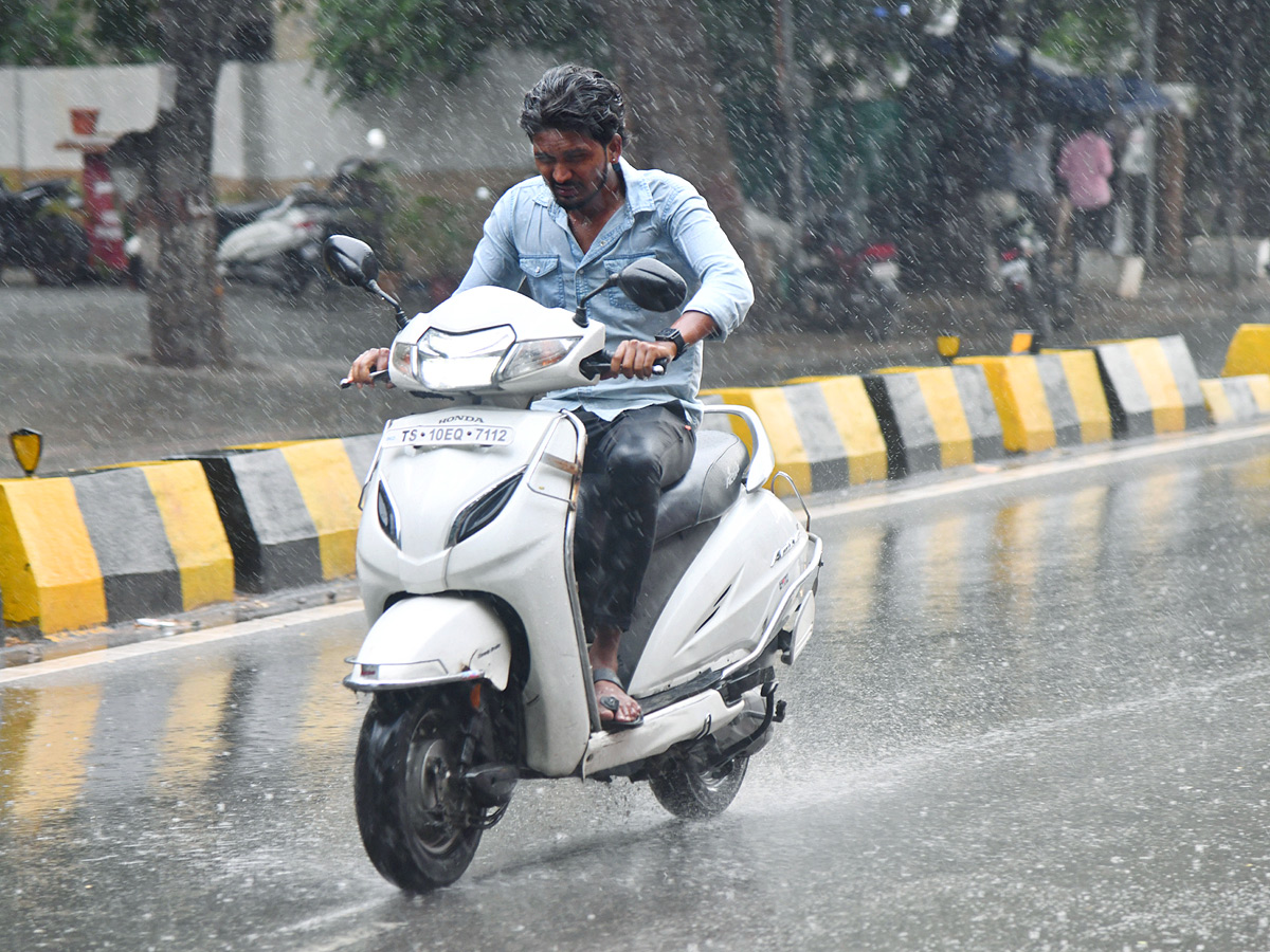 Heavy Rain Lashes Parts of Hyderabad City: Photos17