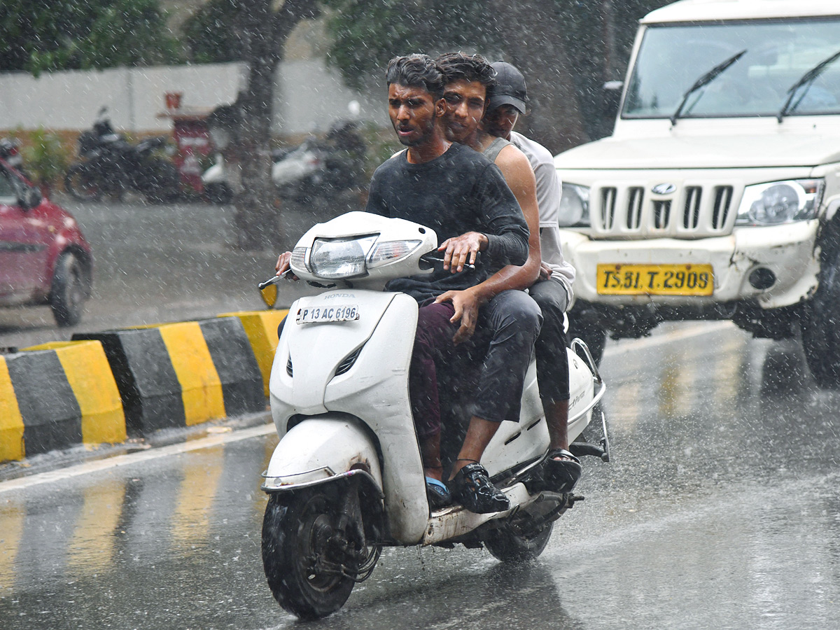 Heavy Rain Lashes Parts of Hyderabad City: Photos20