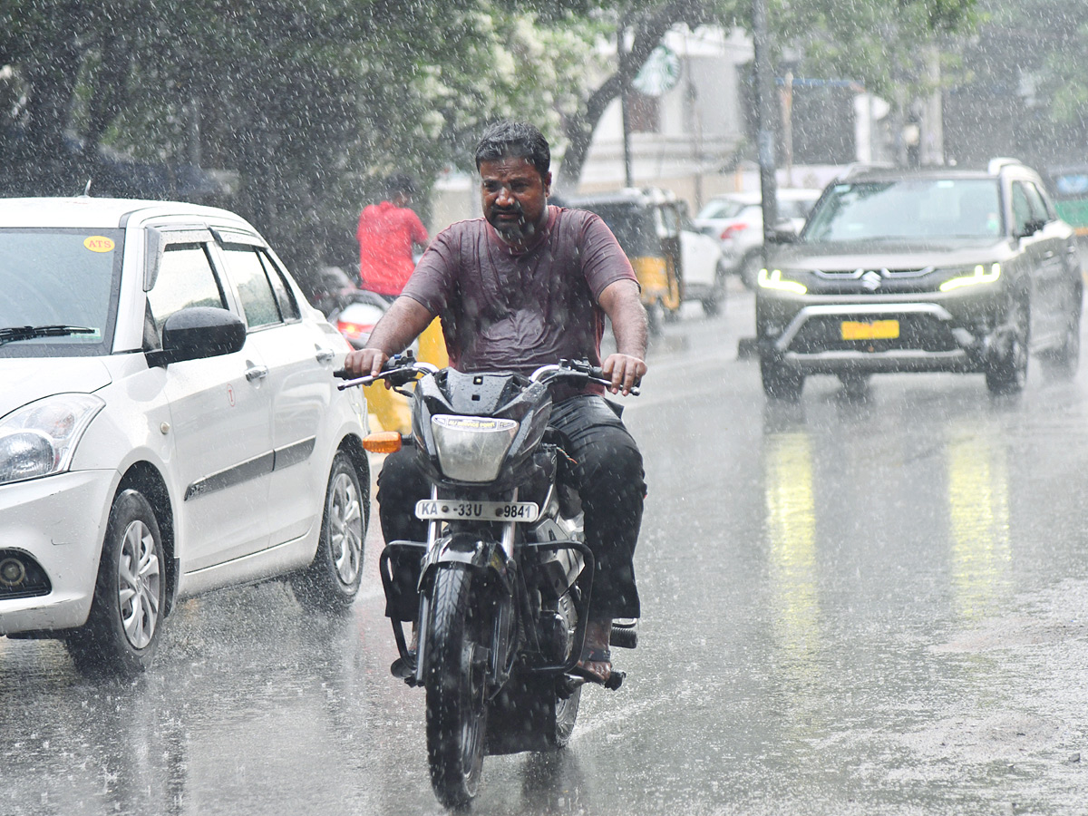 Heavy Rain Lashes Parts of Hyderabad City: Photos21