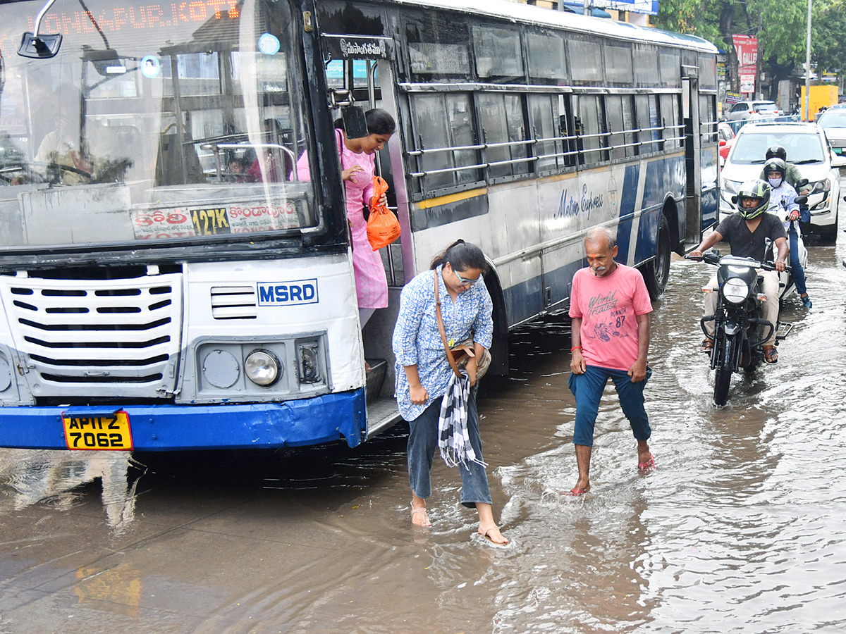 Heavy Rain Lashes Parts of Hyderabad City: Photos23