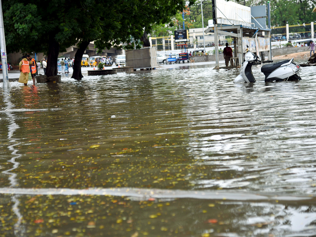 Heavy Rain Lashes Parts of Hyderabad City: Photos6