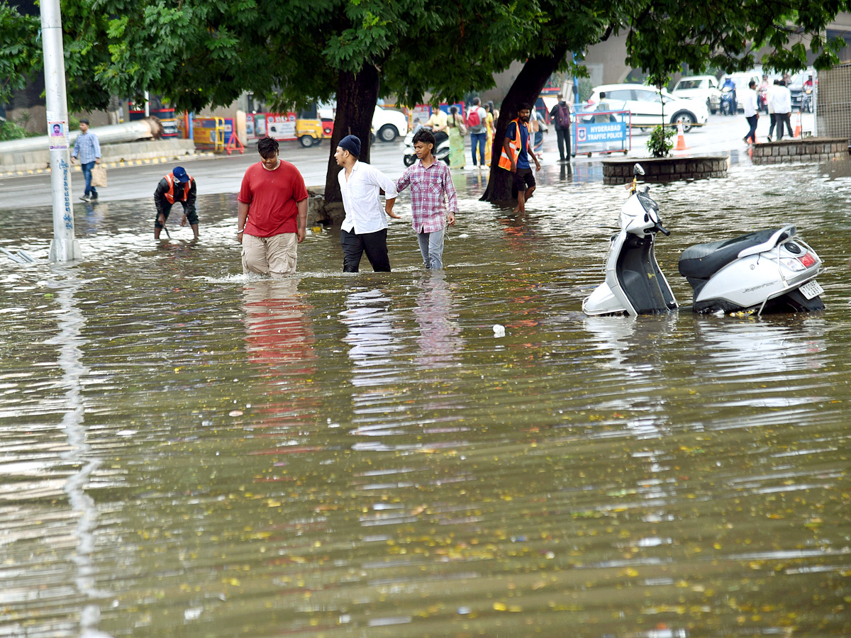 Heavy Rain Lashes Parts of Hyderabad City: Photos7