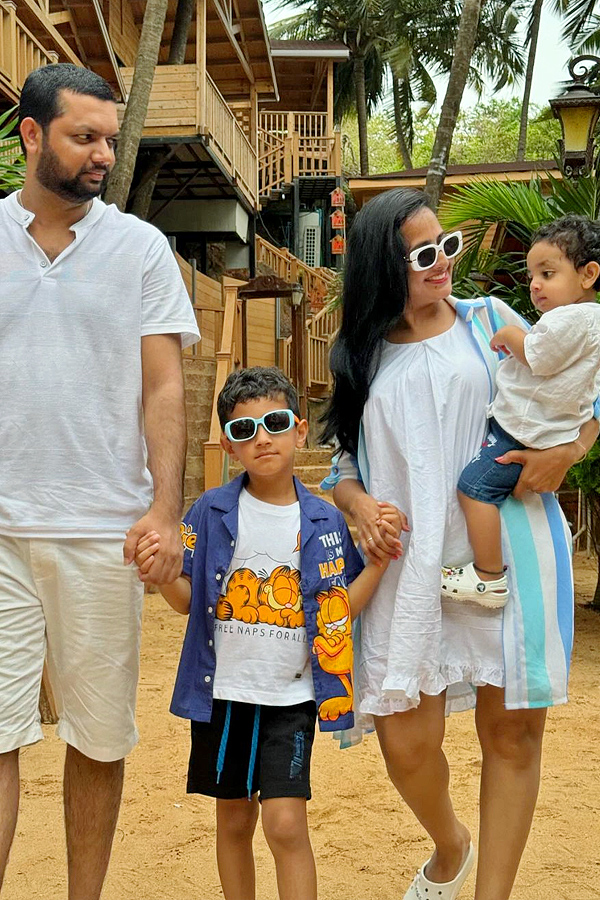 Anchor Lasya Enjoys At Goa With Family Photos12