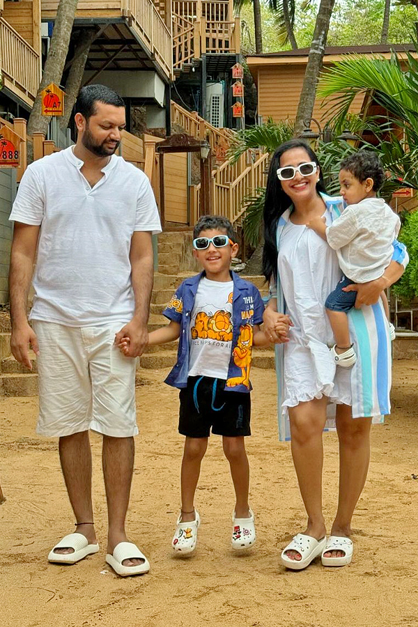 Anchor Lasya Enjoys At Goa With Family Photos13