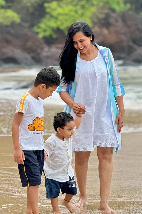 Anchor Lasya Enjoys At Goa With Family Photos14