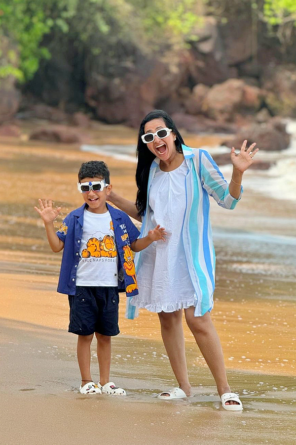 Anchor Lasya Enjoys At Goa With Family Photos15