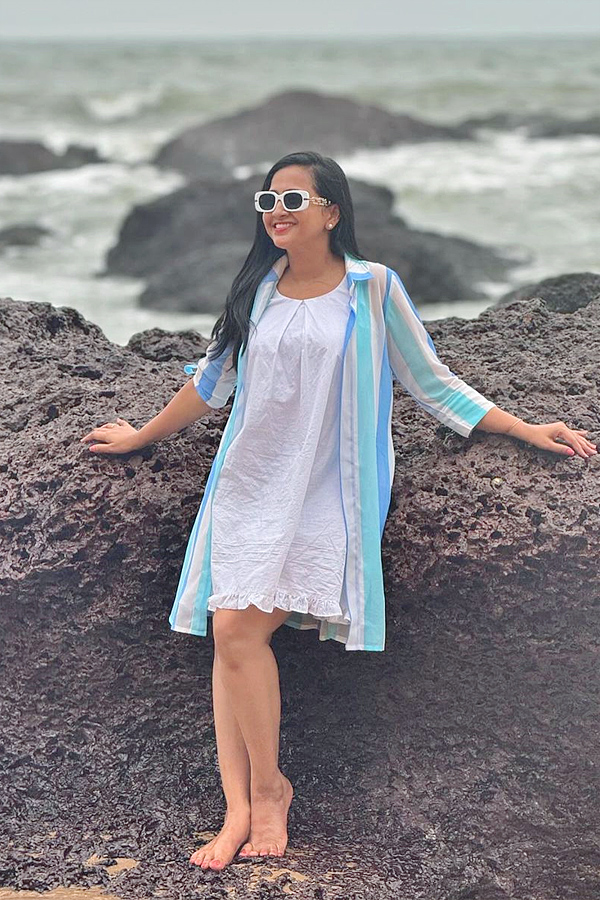 Anchor Lasya Enjoys At Goa With Family Photos16