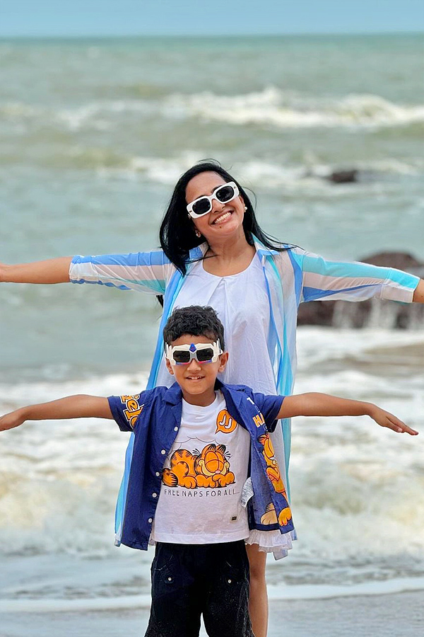 Anchor Lasya Enjoys At Goa With Family Photos3