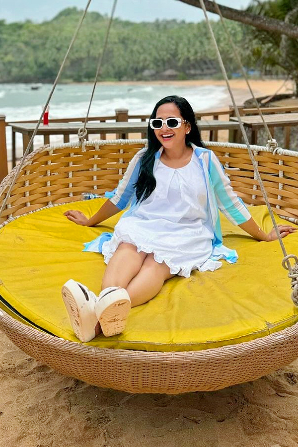 Anchor Lasya Enjoys At Goa With Family Photos7