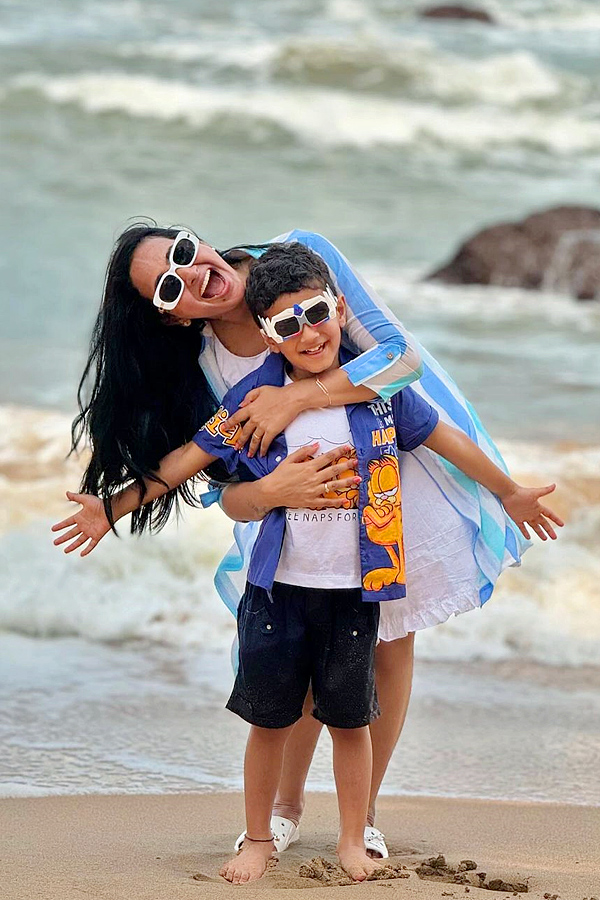 Anchor Lasya Enjoys At Goa With Family Photos8