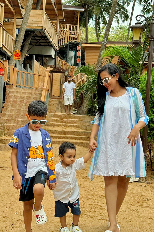 Anchor Lasya Enjoys At Goa With Family Photos9