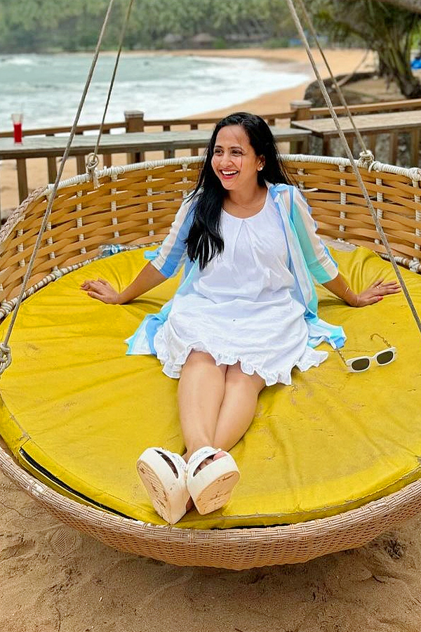 Anchor Lasya Enjoys At Goa With Family Photos10