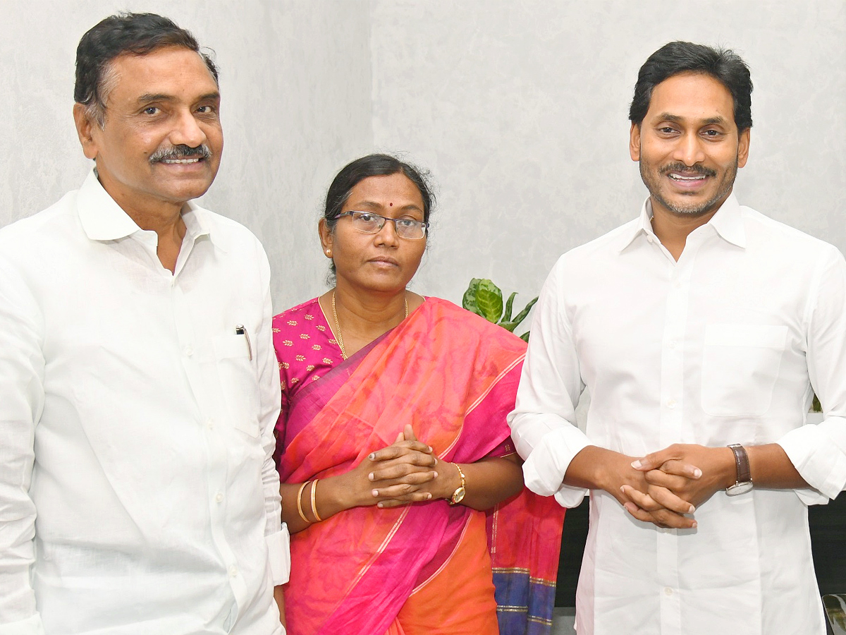 YSRCP Leaders Meet with Ys jagan Mohan reddy1