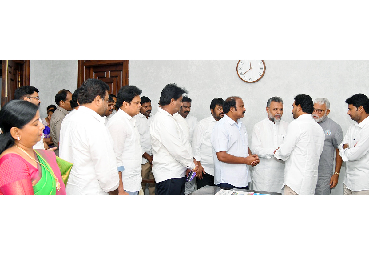 YSRCP Leaders Meet with Ys jagan Mohan reddy3