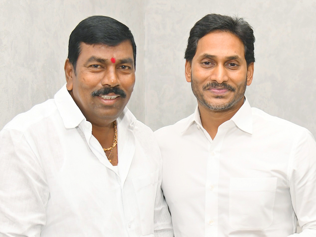 YSRCP Leaders Meet with Ys jagan Mohan reddy4