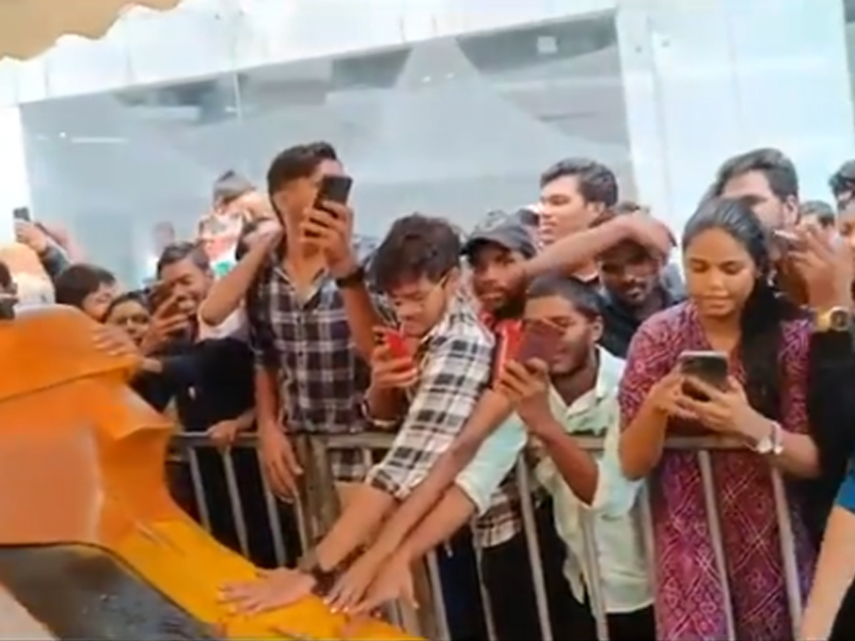 Fans Flock To Watch Kalki 2898ADs Bujji In Vijayawada Photos Viral9