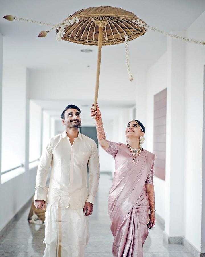 Meera Nandan Ties The Knot With Sreeju In Guruvayoor Temple Kerala Photos3