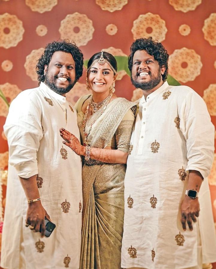 Meera Nandan Ties The Knot With Sreeju In Guruvayoor Temple Kerala Photos14