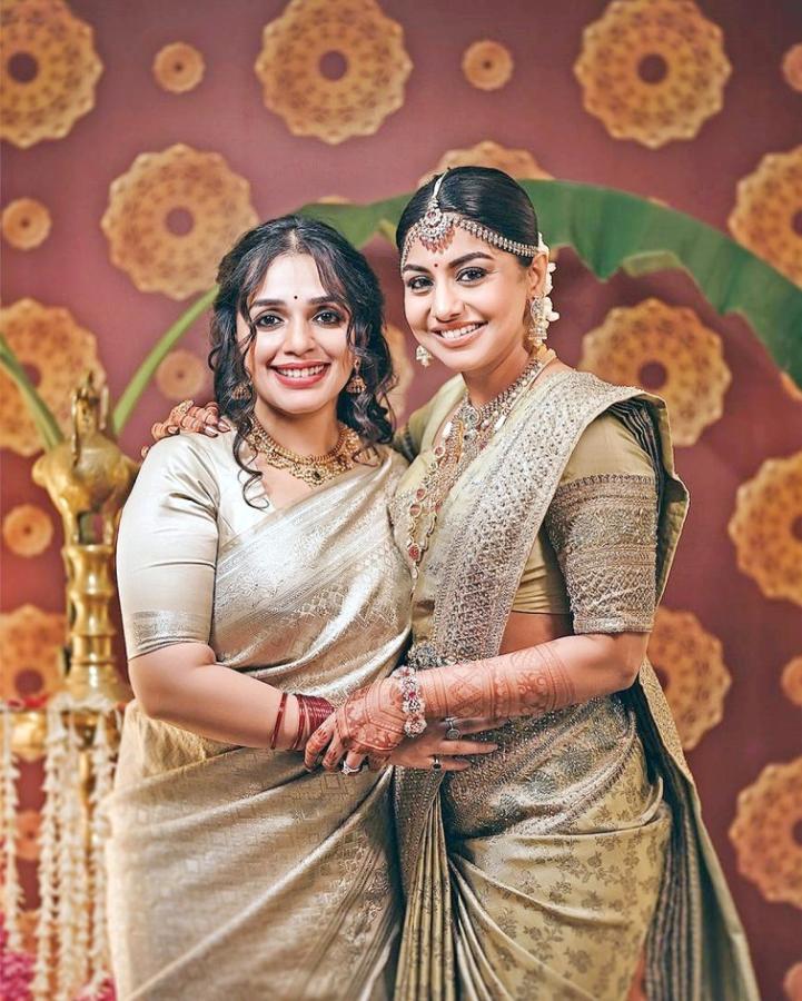 Meera Nandan Ties The Knot With Sreeju In Guruvayoor Temple Kerala Photos18