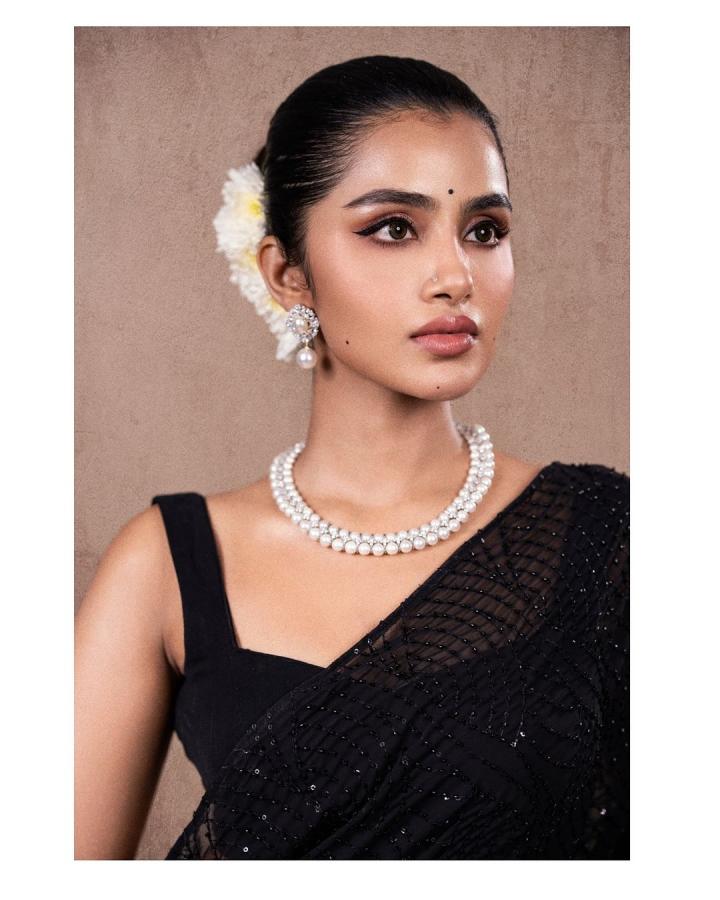 Anupama Parameswaran Latest Black Saree Photos Goes Viral On Instagram2