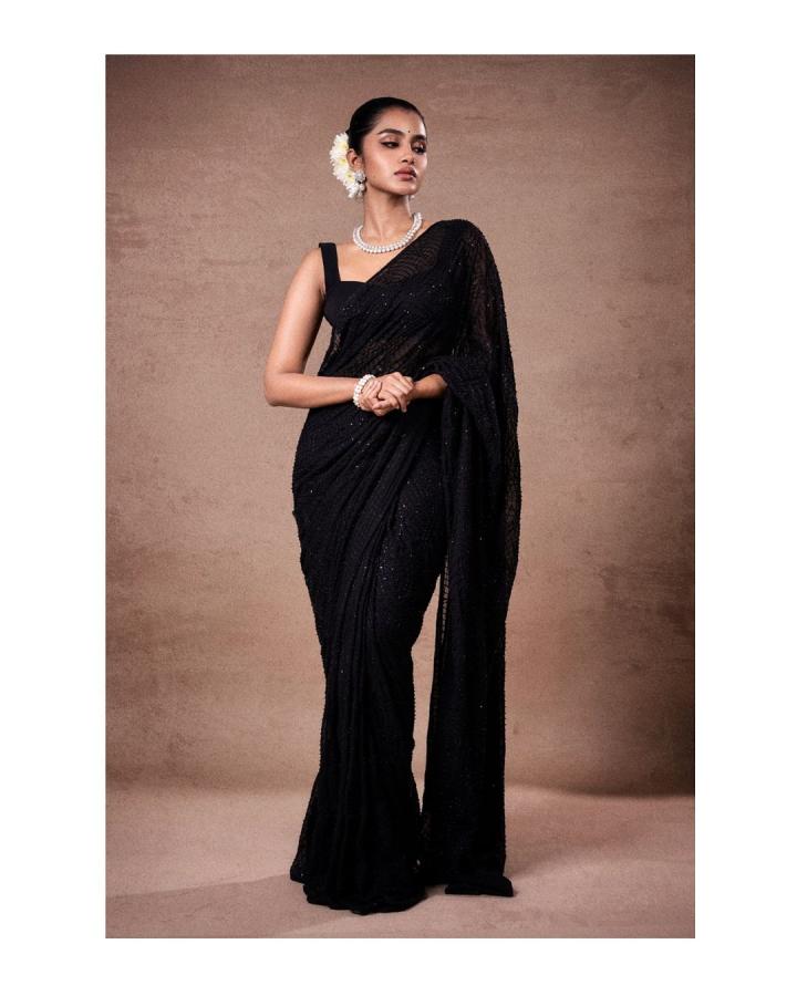 Anupama Parameswaran Latest Black Saree Photos Goes Viral On Instagram3