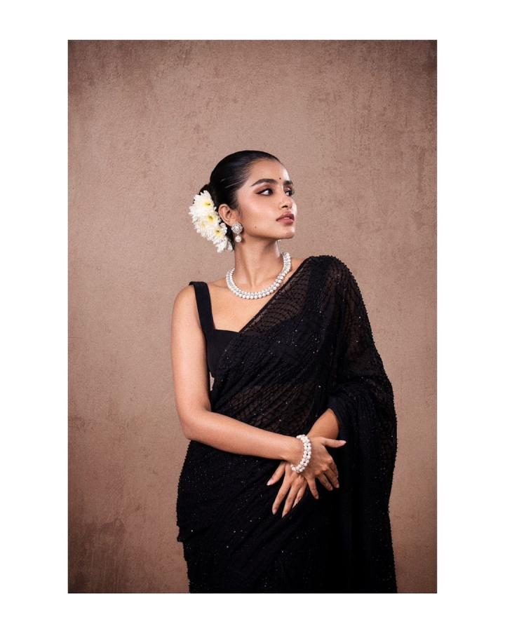 Anupama Parameswaran Latest Black Saree Photos Goes Viral On Instagram5