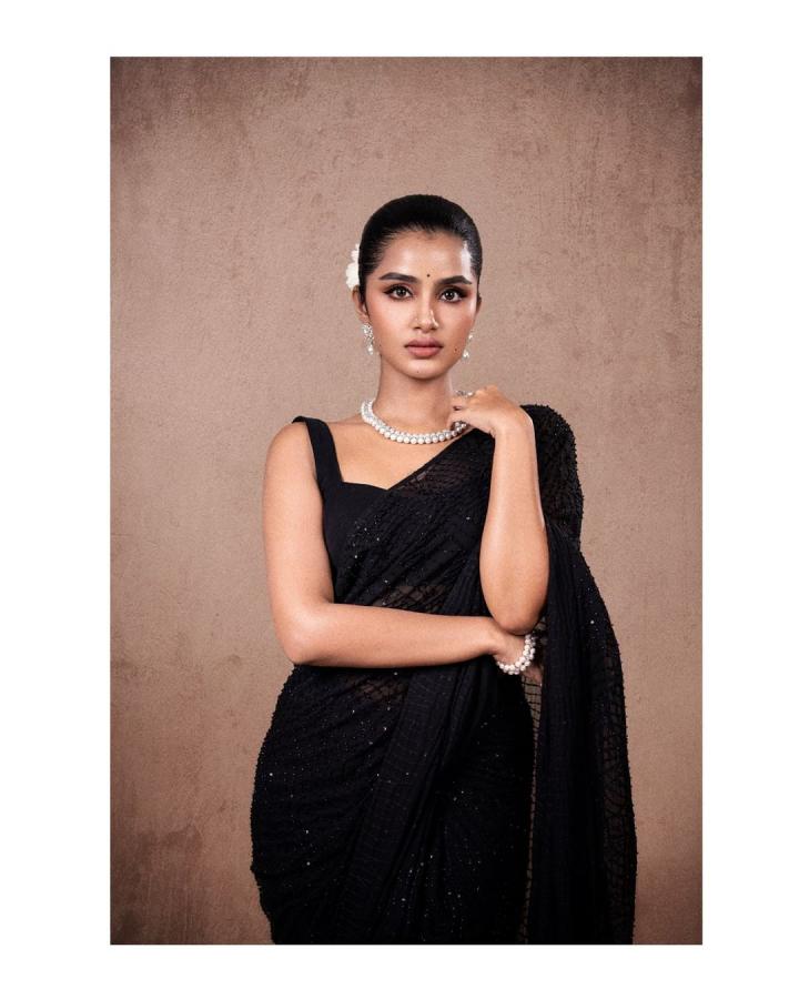 Anupama Parameswaran Latest Black Saree Photos Goes Viral On Instagram8