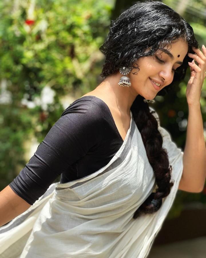 Anupama Parameswaran Latest Black Saree Photos Goes Viral On Instagram10