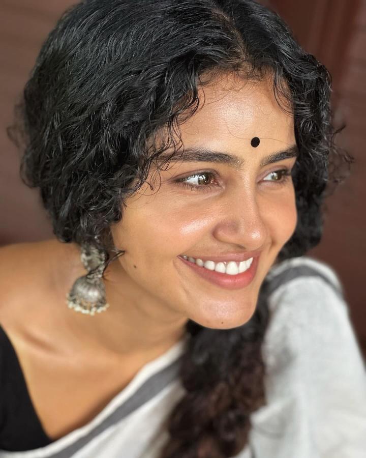 Anupama Parameswaran Latest Black Saree Photos Goes Viral On Instagram13