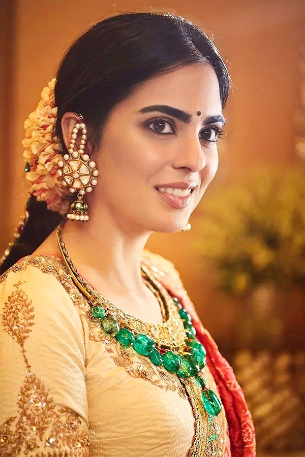 Isha Ambani Rocks Stunning Tamilian Jadai Hairstyle Photos5